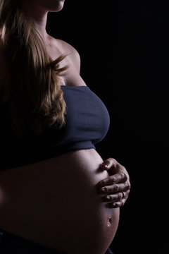Babybauch einer schwangeren Frau