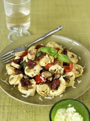 Tortellini with courgettes and dried tomatoes
