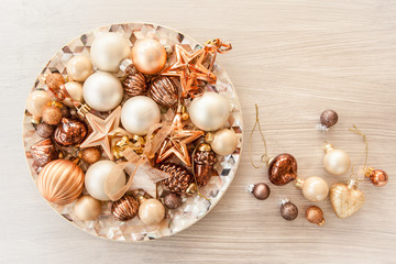 Obraz premium Weihnachtsbaumschmuck in Bronezetoenen