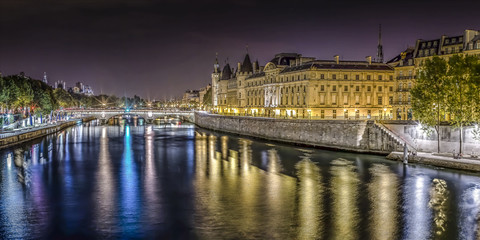 Fototapeta na wymiar PARIS - Quais de seine / La Conciergerie