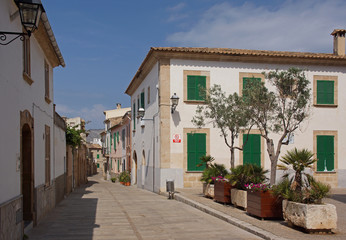 Fototapeta na wymiar Narrow streets of Alcudia - Majorca