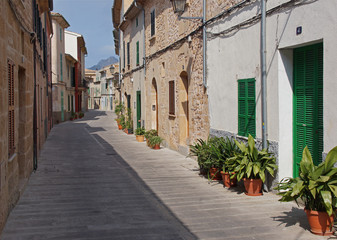 Fototapeta na wymiar Narrow streets of Alcudia - Majorca