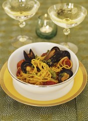 Spaghetti with mussels and tomatoes