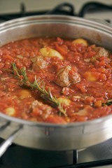 Making lamb in tomato sauce