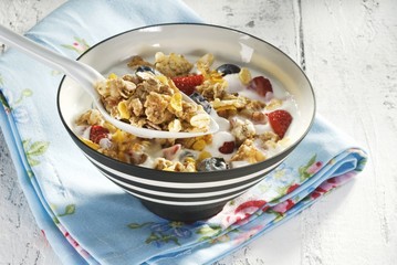 Muesli with berries and yoghurt