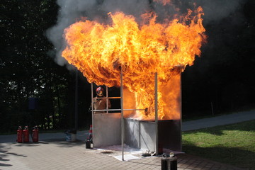 Hier hat ein Feuerwehrmann einen Fettbrand simuliert und versucht diesen Brand mit Hilfe von Wasser...