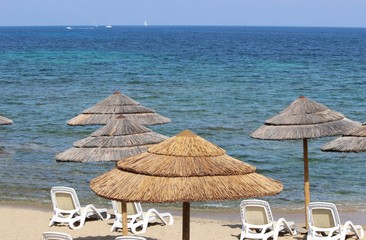 Parasols en paille sur un rivage corse