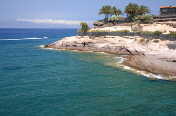 Wybrzeże z wulkanicznymi skałami w Costa Adeje na Teneryfie

