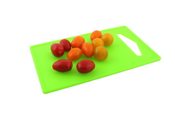 verschiedene Tomaten auf auf einem schneidebrett