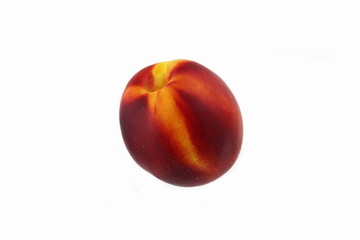 Nektarine auf weissem hintergrund