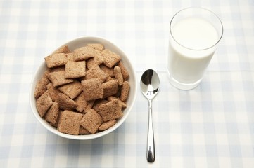 Breakfast cereal (with chocolate hazelnut filling) and a glass of milk