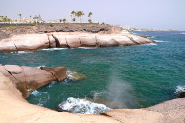 Wybrzeże z wulkanicznymi skałami w Costa Adeje na Teneryfie
