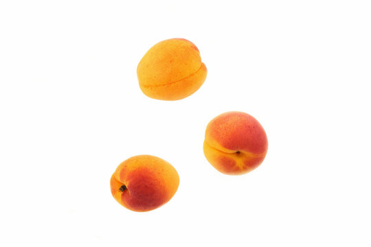 drei Aprikosen auf weiss