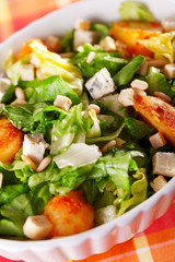 Salad with tomatos, tuna fish and croutons