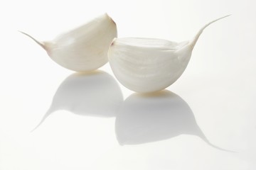 Two cloves of garlic (close-up)