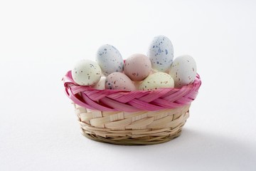 Naklejka na ściany i meble Small basket of speckled Easter eggs