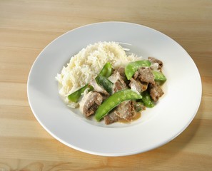 Beef with mangetout and rice