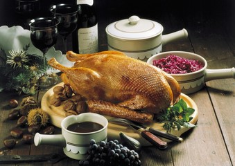 Goose filled with chestnuts and red cabbage