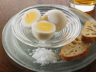 Boiled eggs with vinegar, salt and bread (England)