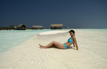 Fototapeta na wymiar Girl on a Maldivian beach