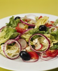Mixed leaf salad with vegetables and feta cheese