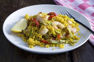 Saffron bulgur with prawns and vegetables