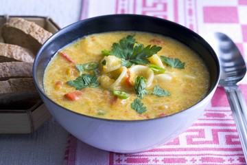 Carrot soup with pasta, pepper and chilli