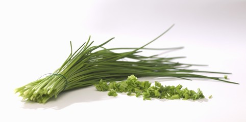 A bunch of chives and chopped chives