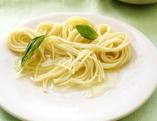 Spaghetti with butter and basil