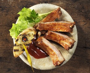 Spare ribs with grilled bread and barbecue sauce