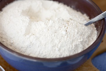 Flour in a bowl (close-up)