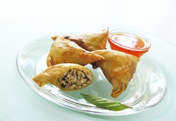 Samosas with chicken and chilli sauce