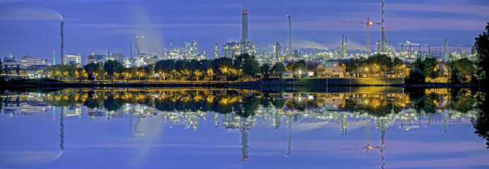 Industrieanlage BASF beleuchtet Panorama