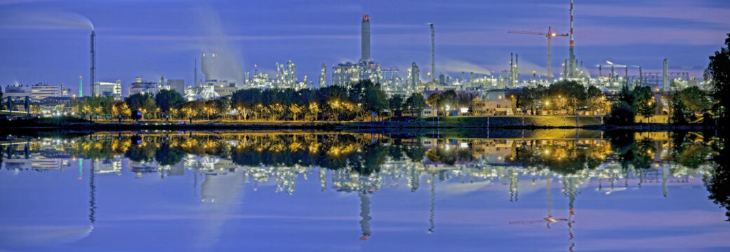 Industrieanlage BASF beleuchtet Panorama