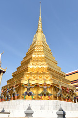 Fototapeta premium Golden Chedi of Wat Phra Kaew Temple in Bangkok, Thailand