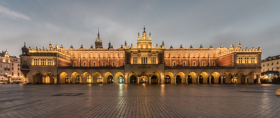 Obraz na płótnie Canvas Cloth-hall (Sukiennice) in Krakow beautifully illuminated in early morning