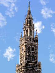 Fototapeta na wymiar Glockenspiel München Rathaus Bayern tum wolken