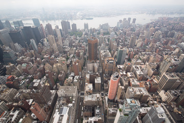 panorami della città di new york con strade e grattacieli al tramonto
