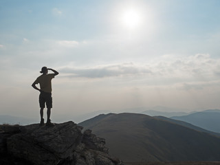 Wanderer blickt in die Berge