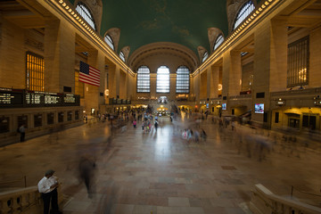 Fototapeta premium panorami della città di new york con strade e grattacieli al tramonto