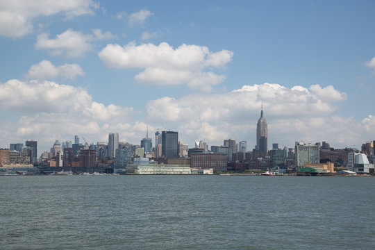 paesani e grattacieli della città di new york con statua della libertà