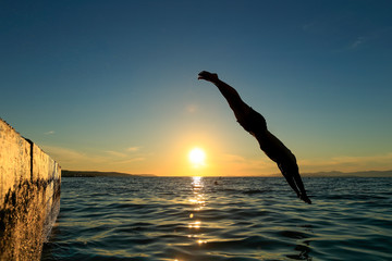Jeune homme plonge dans la mer