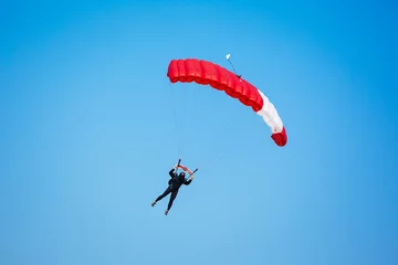 Crédence de cuisine en verre imprimé Sports aériens Parachutiste dans le ciel