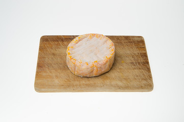 Delikater Weichkäse auf Holzbrett