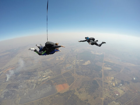 Skydiver films tandem skydive