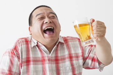 食事を摂る中年男性