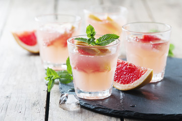 Cocktail rose avec glace et menthe