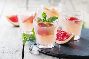 Crédence de cuisine en verre imprimé Cocktail Cocktail rose avec glace et menthe