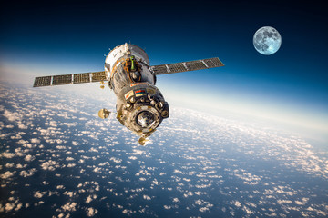 Obraz na płótnie Canvas Spacecraft Soyuz over the planet earth
