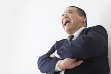 スーツを着た中年男性